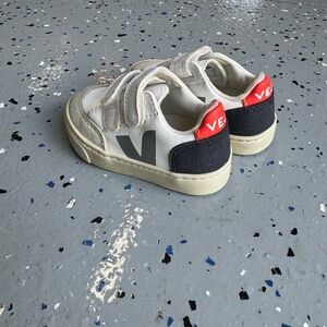 Veja V-12 Sneaker Toddler size 6